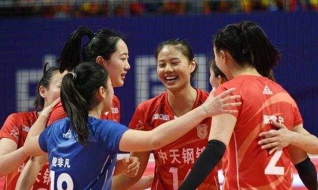  游泳赛场再起风云：塞外风暴队守住胜果西城烈马队，脚步移动更到位禁区内连续解围