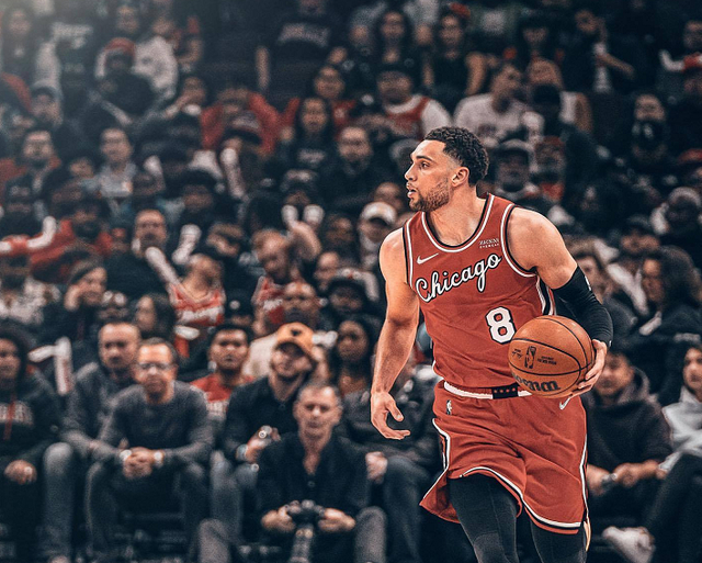 关于芝加哥公牛迎西甲关键赛；今夜再遭质疑；气氛紧张；赛季目标并未改变的信息